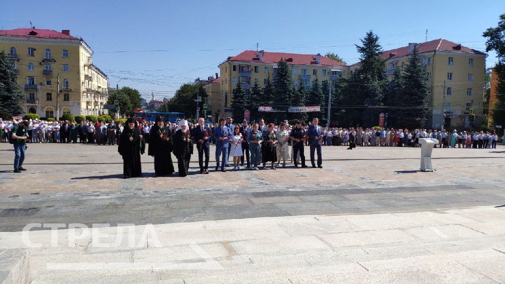 В городе Брянске на площади Партизан проходит торжественный митинг, посвященный Дню партизан и подпольщиков