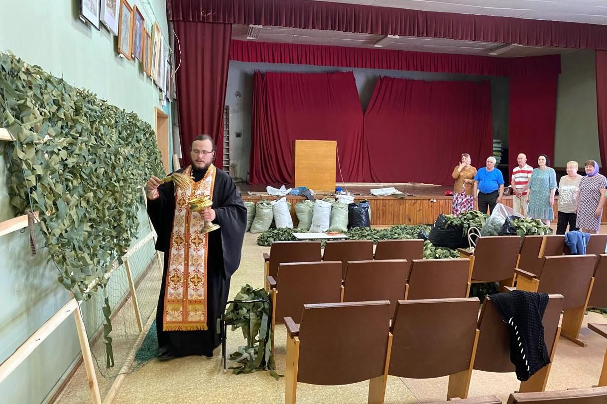 Благочинный Навлинского церковного округа очередной раз посетил объединение «серебряных» волонтеров «Горячие сердца» и освятил партию маскировочных сетей