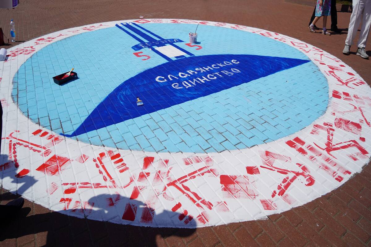 На Славянской площади в Брянске молодые художники России и Беларуси нарисовали Монумент Дружбы