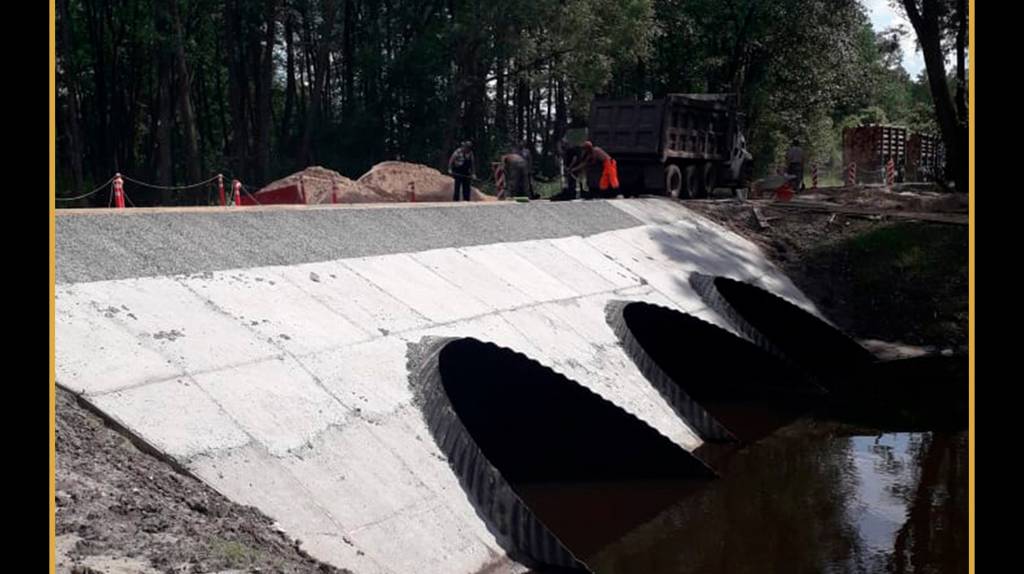 Продолжается капремонт моста через реку Крапивну в Навлинском районе Брянской области