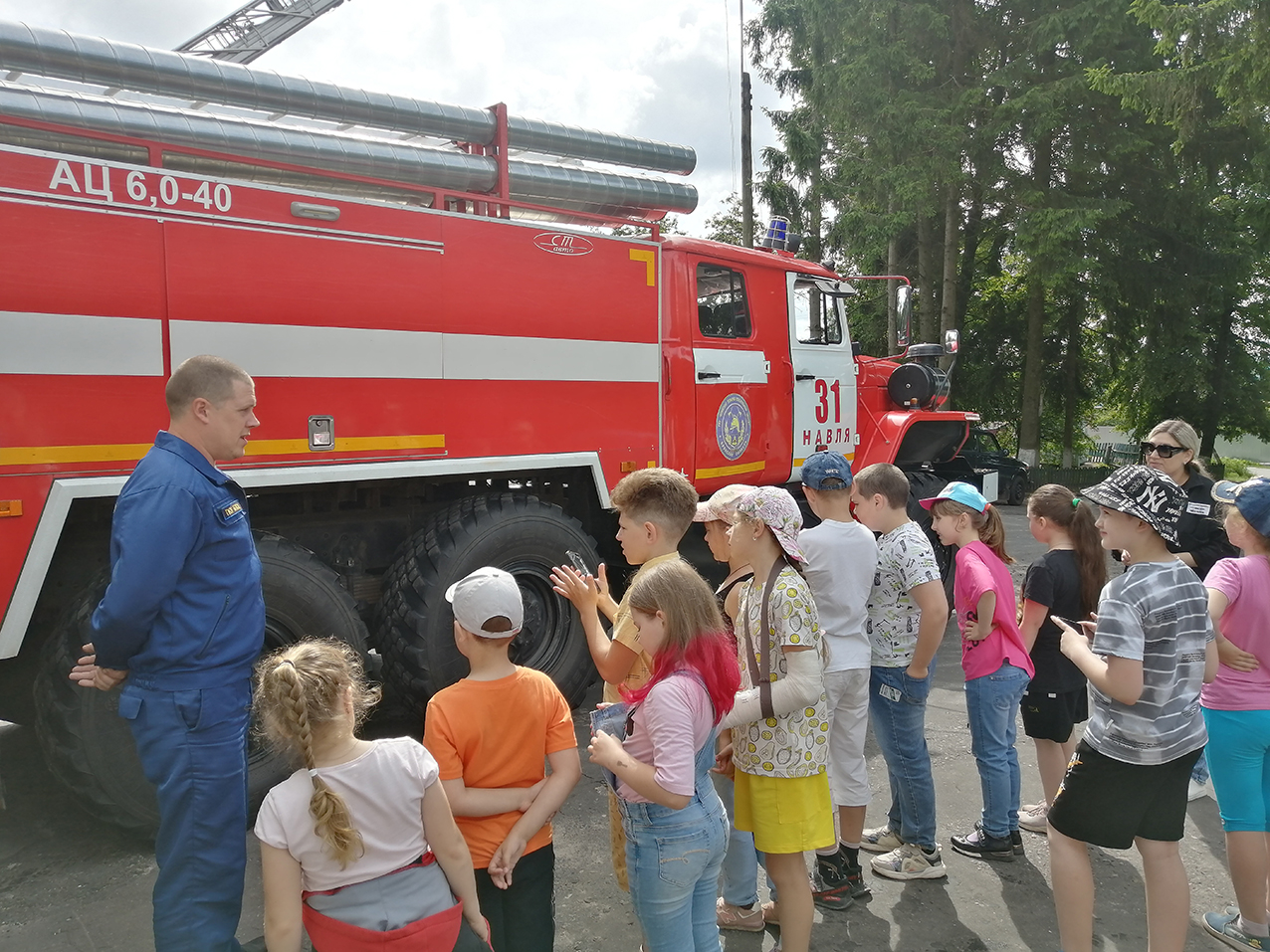 Для навлинских ребят провели экскурсию в пожарно-спасательную часть