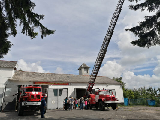 Для навлинских ребят провели экскурсию в пожарно-спасательную часть