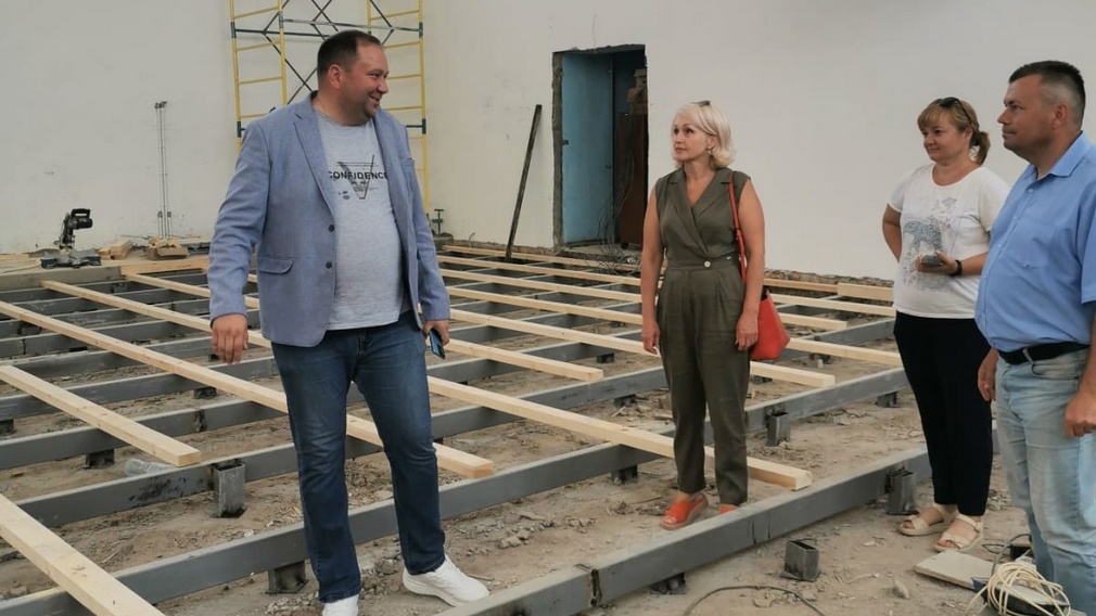 В брянской Дубровке капремонт спортивной школы ведется по графику