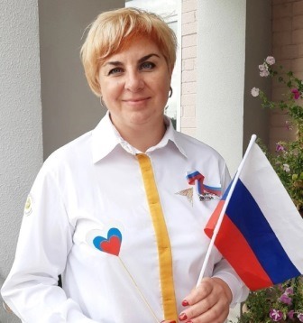 Советник директора по воспитанию и взаимодействию с детскими общественными объединениями Синезерской школы Александра Николаевна Малофеева поддерживает решение Президента Владимира Путина