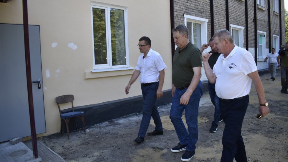Брянцы обустраивают пищеблок в брянковском учебно-воспитательном комплексе №17