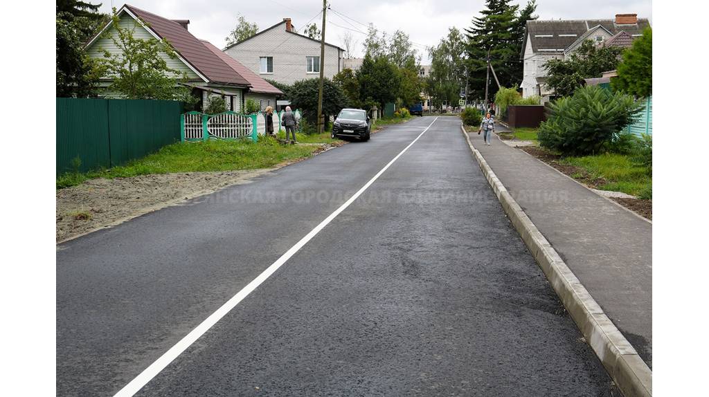 В Брянске построили новые тротуары к школе №11 и гимназии №2