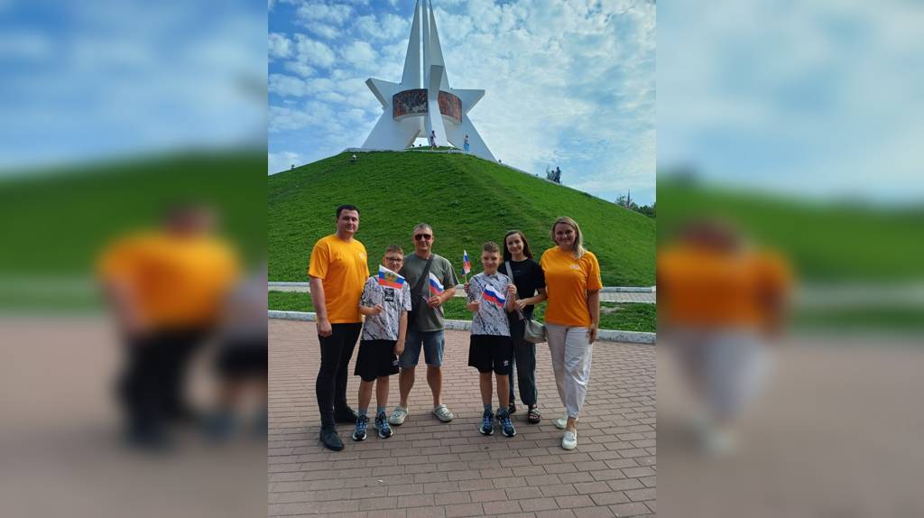 На Кургане Бессмертия в Брянске состоялась акция «Один флаг – одна страна!»