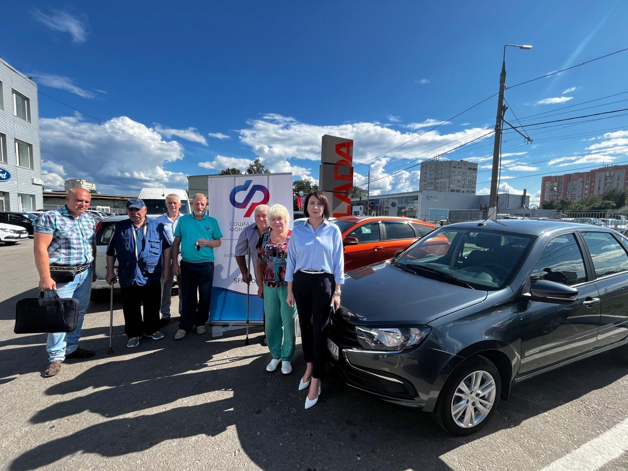 Трое жителей Брянской области, которые пострадали на производстве, получили новые автомобили LadaGranta от регионального Отделения Социального фонда России