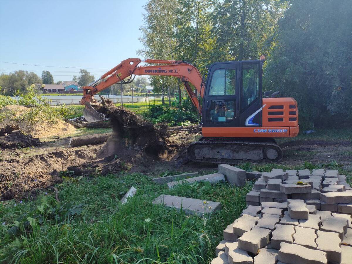 В брянской Клетне в парке строят спортплощадку