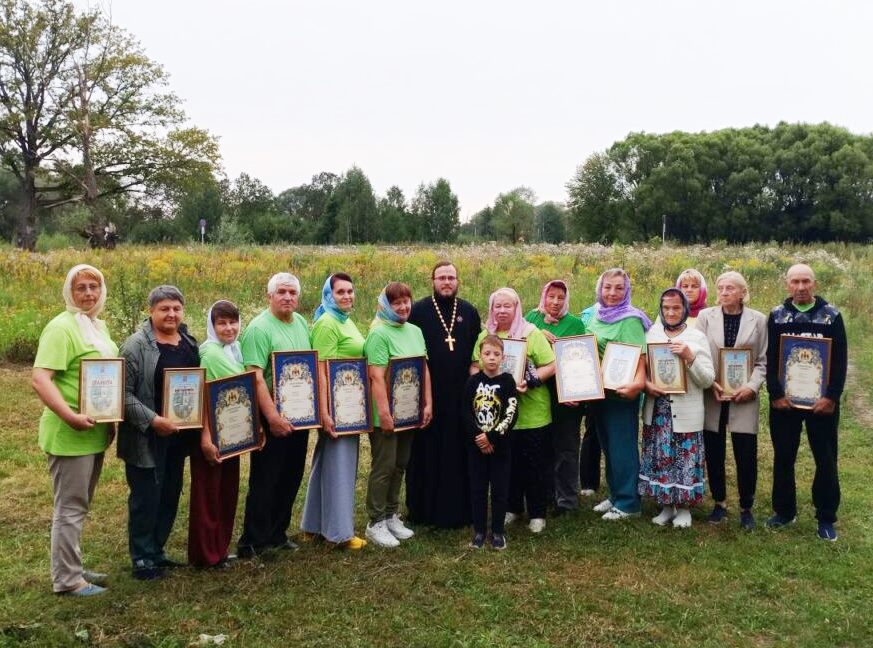 Благочинный Навлинского церковного округа вручил «серебряным» волонтерам Навлинского объединения «Горячие сердца» Архиерейские и благочинические грамоты