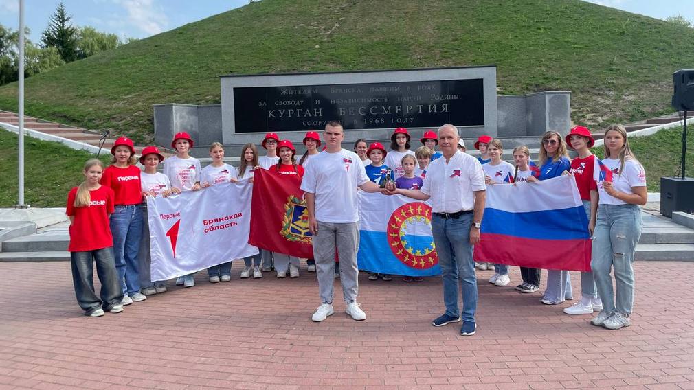 Брянские Первые передали главе Заполярья горсть героической земли Брянщины