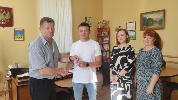 Тренеру из брянского Трубчевска вручили ключи от нового жилья