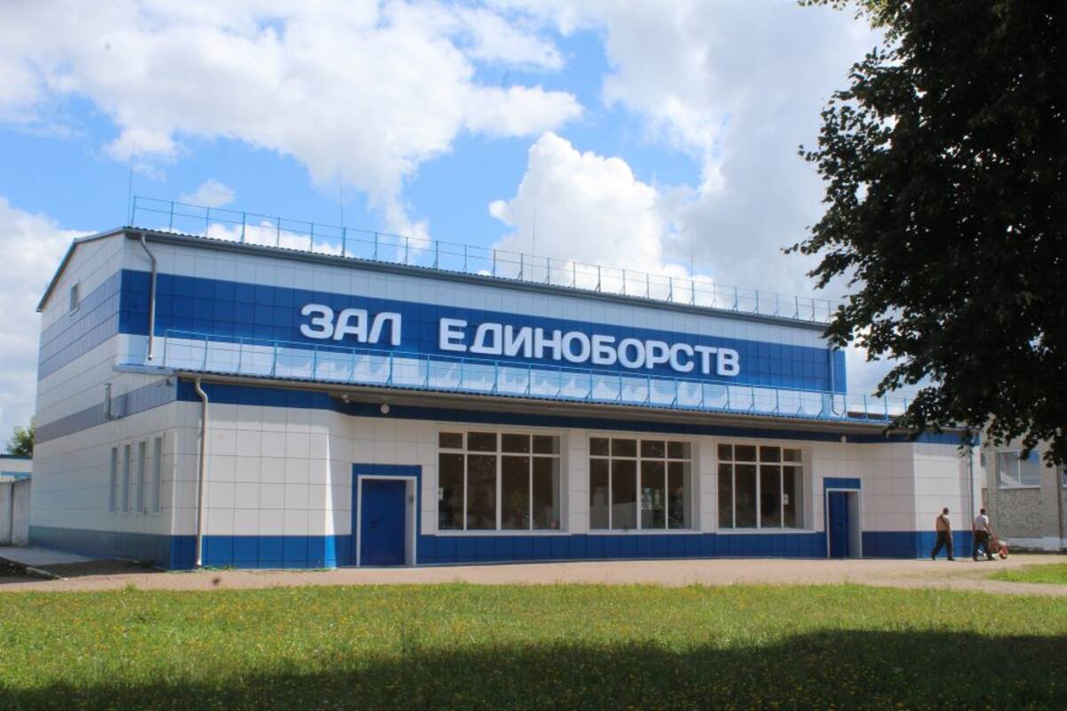 В брянских Комаричах завершается ремонт Зала единоборств