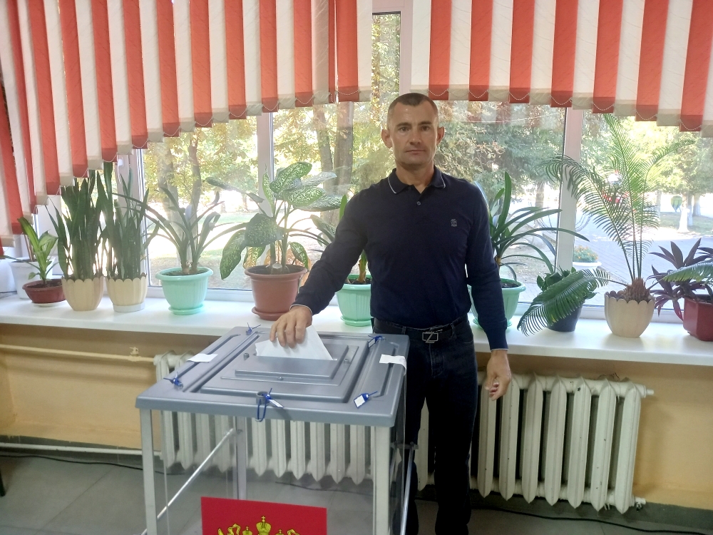 Депутат Брянской областной Думы Андрей  Богатиков проголосовал на своем избирательном участке