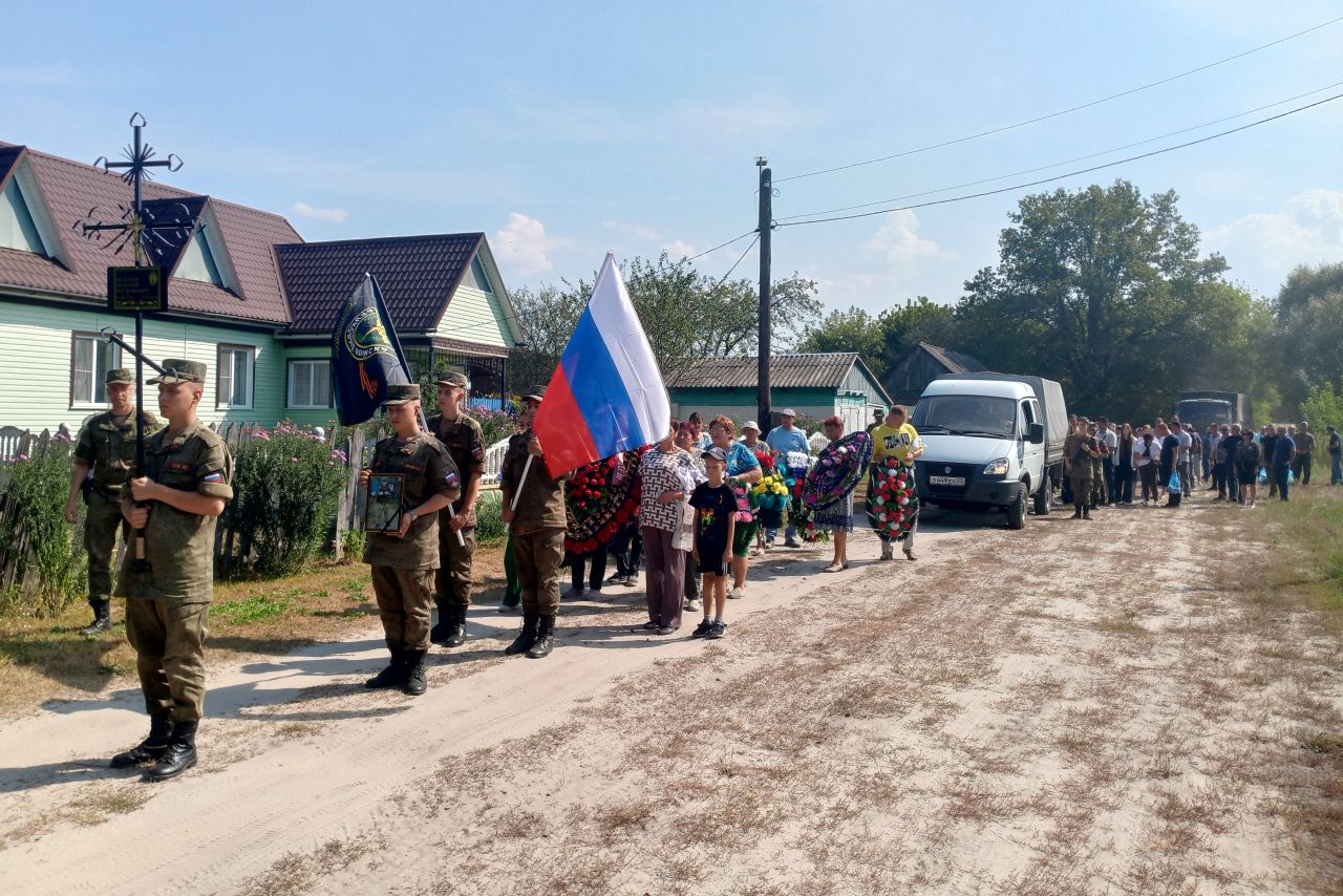 В Навлинском районе простились с участником СВО Валерием Федотовым