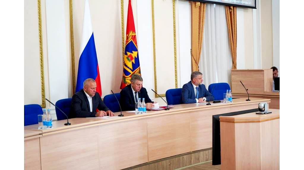 Глава Брянщины Александр Богомаз призвал усилить работу с ожидающими жильё сиротами