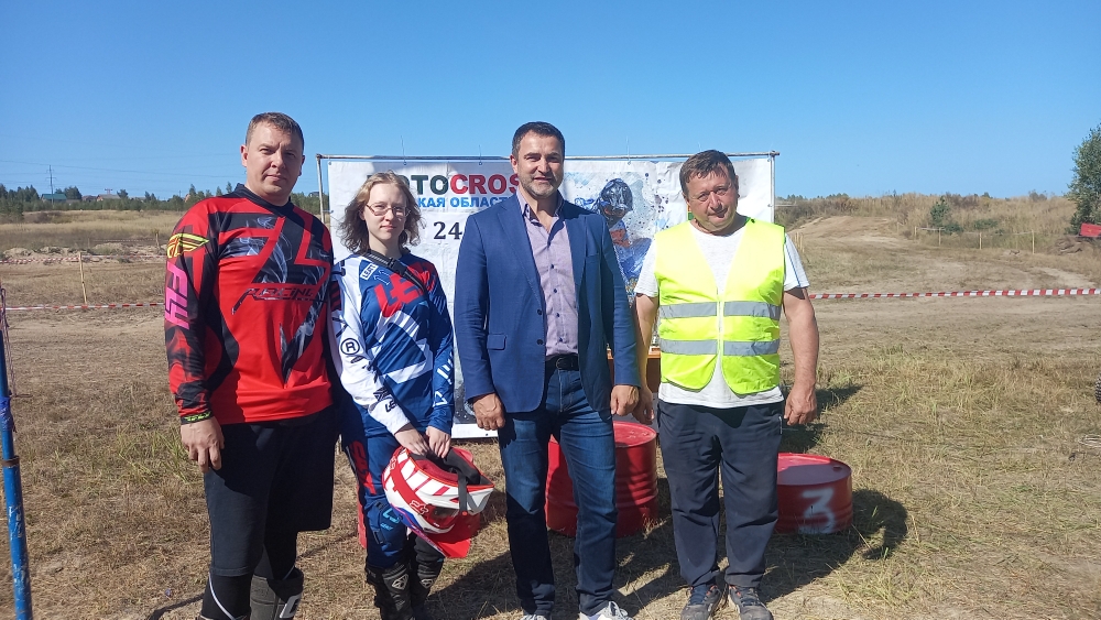 В  Навлинском районе проходит мотокросс ( 6+)