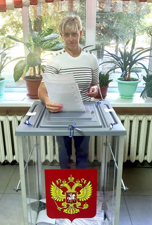 Избиратели Навлинского района продолжают идти на участки для голосования