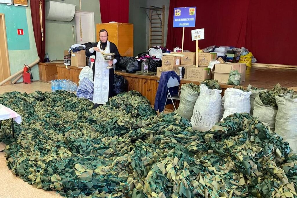 Благочинный Навлинского церковного округа освятил партию маскировочных сетей