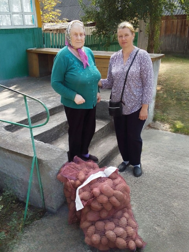 Навлинские сотрудники комплексного центра присоединились к акции «Наполни социальный погребок» (6+)