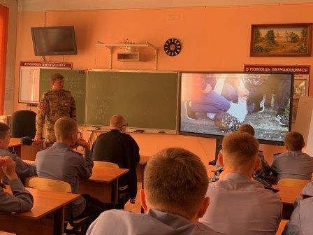 Сотрудник Росгвардии провел для брянских кадет Урок мужества