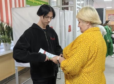 Молодой человек из Навли первый раз принял участие в выборах