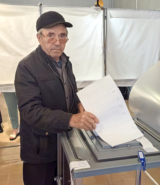 Навлинский пенсионер пришел первым на участок для голосования