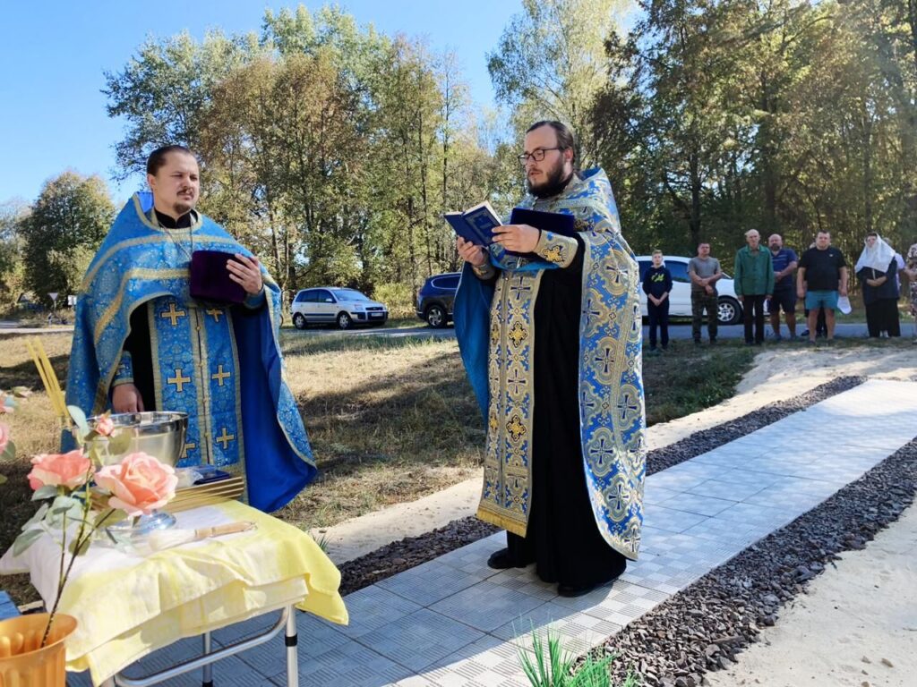 В селе Кукуевка Навлинского благочиния состоялось освящение иконы в честь Казанской иконы Божией Матери на Аллее Славы