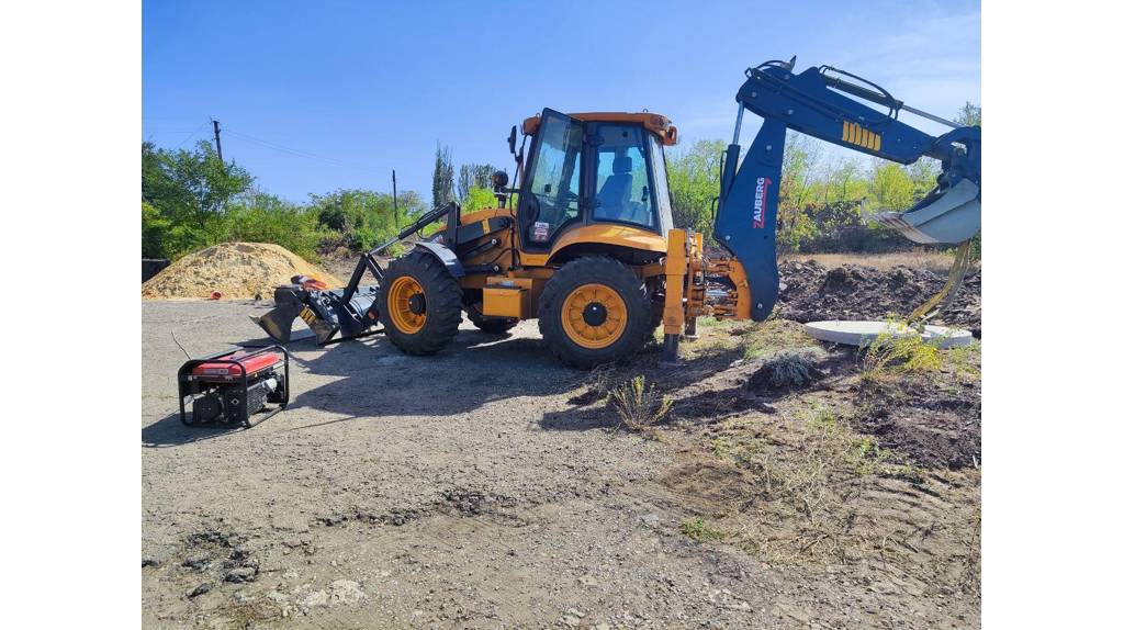 Специалисты из Брянска прокладывают водопровод в подшефной Брянке