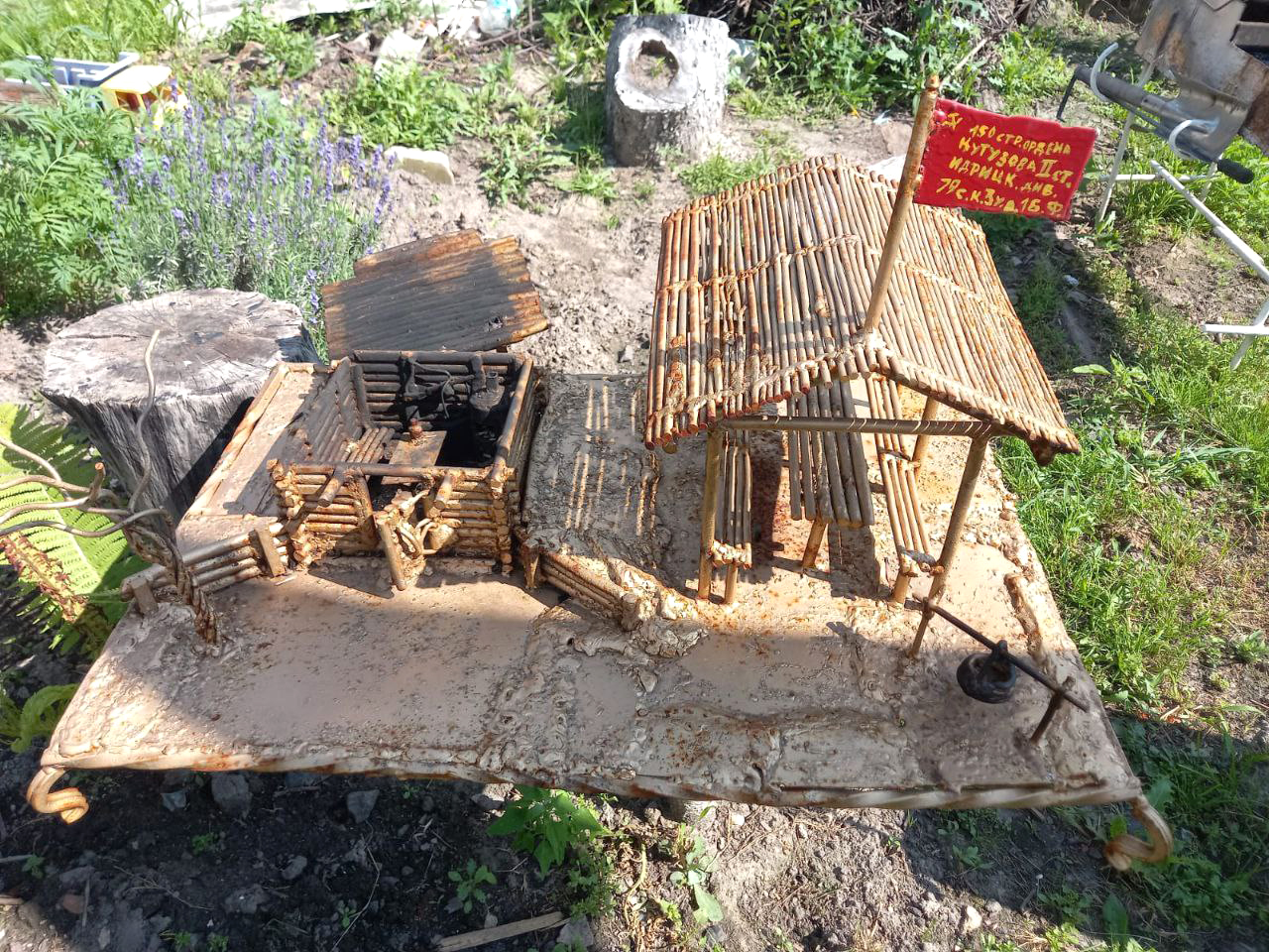 Житель Навли Евгений Мартишин сделал макет землянки