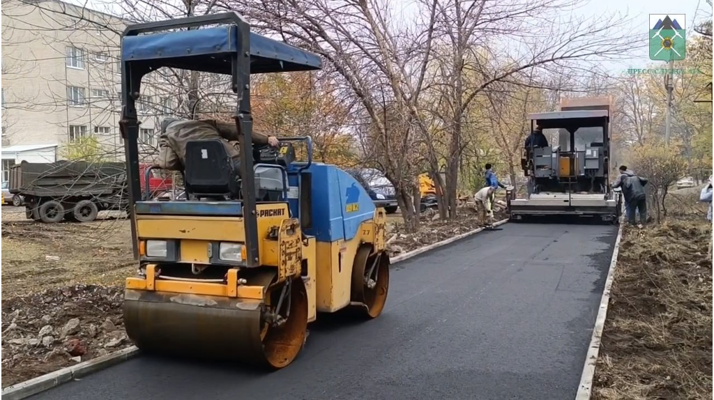 В подшефной Брянке специалисты из Брянска укладывают асфальт