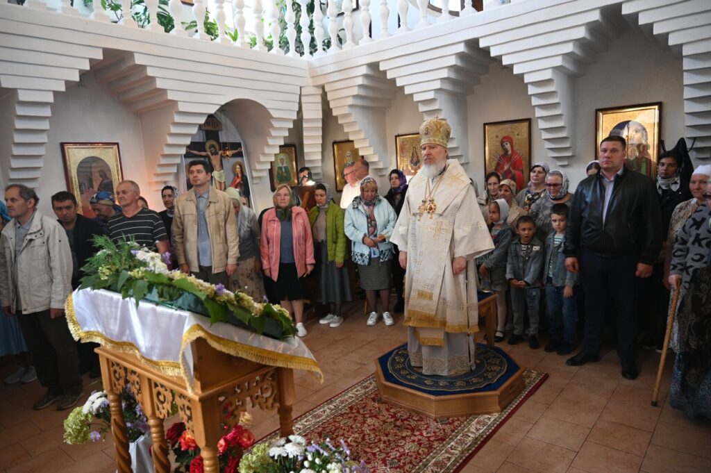 Митрополит Александр совершил освящение придела во имя апостола и евангелиста Иоанна Богослова Покровского храма поселка Алтухово Навлинского района