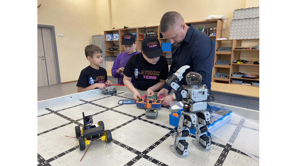 Команда брянских школьников «Atomic Team» вышла в полуфинал «Битвы роботов»