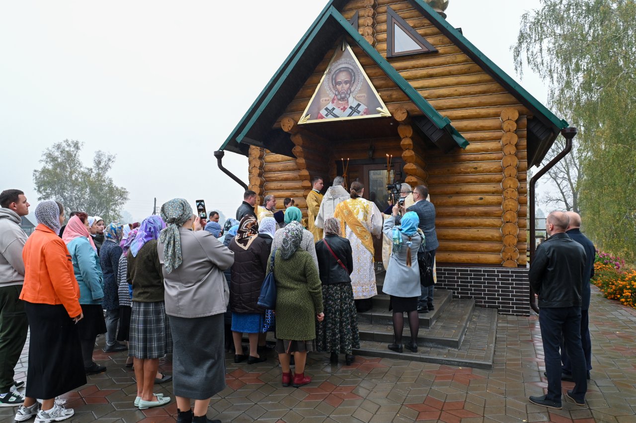 Митрополит Александр совершил освящение Никольского храма в селе Бяково Навлинского района