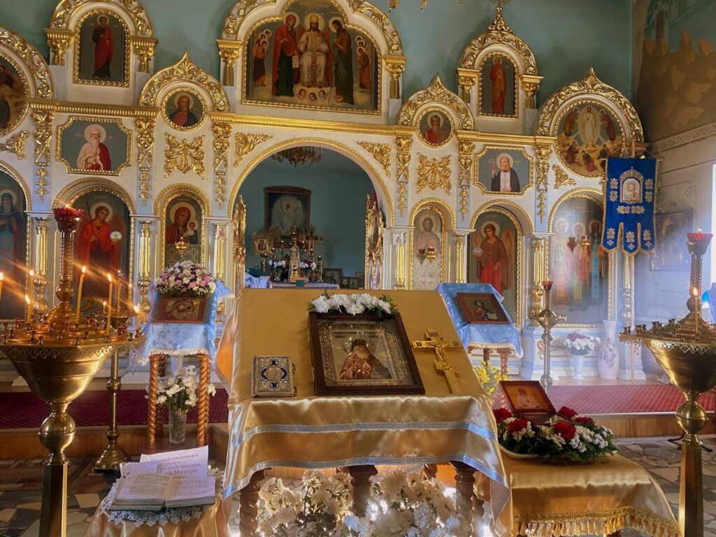 В главный храм Навлинского благочиния доставлен ковчег с частицей мощей Святителя Луки, Архиепископа Крымского  (0+)