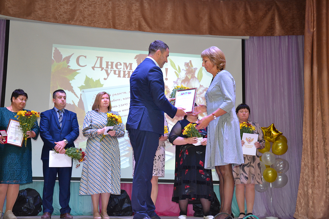 Навлинских педагогов поздравили с Днем учителя