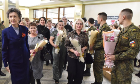 Губернатор Александр Богомаз поздравил брянских женщин с Днем матери