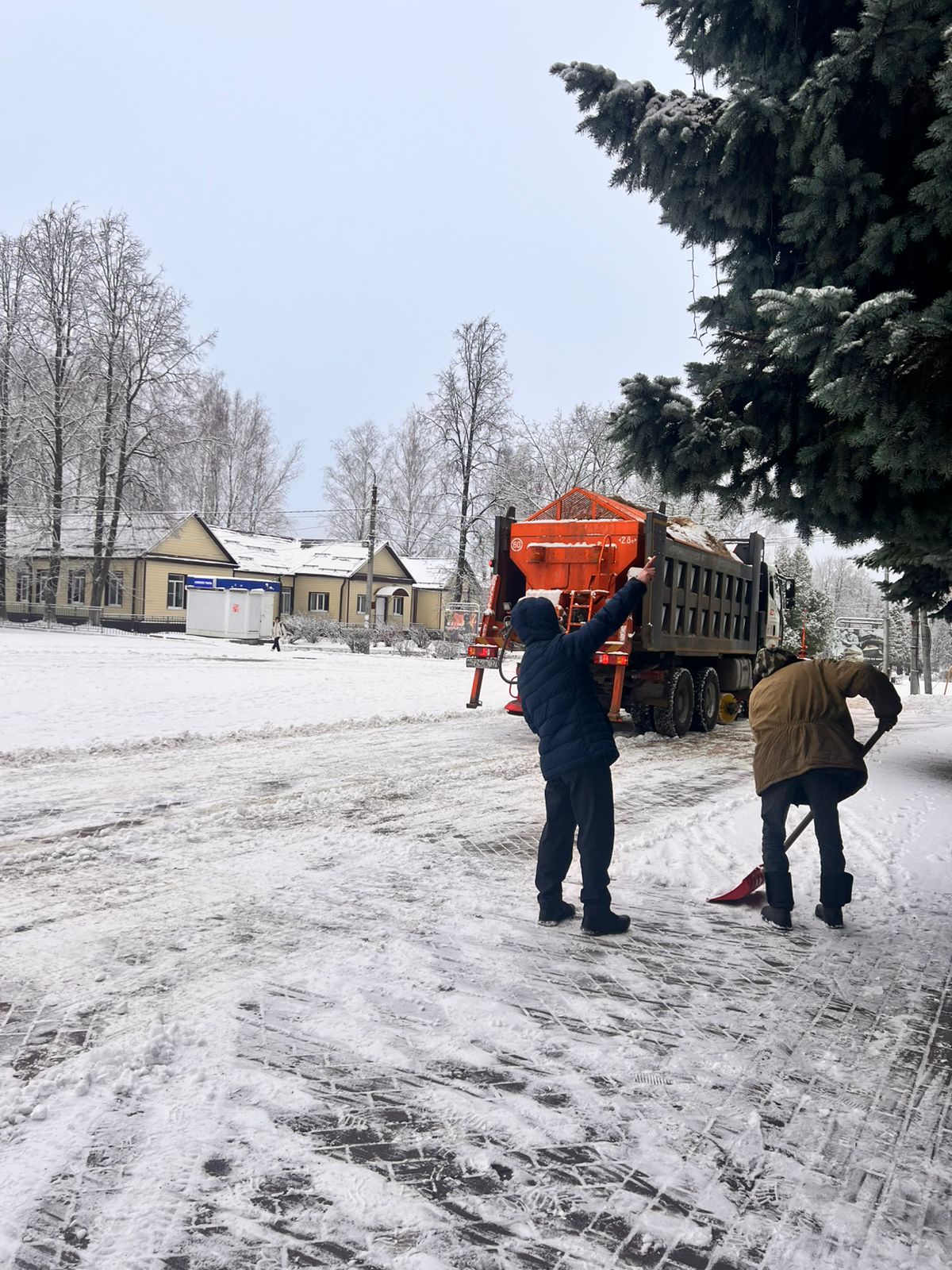 В Навлинском районе устраняют последствия снегопада
