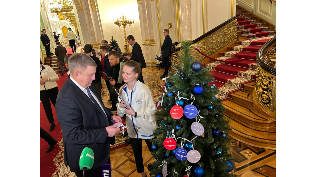 Глава Брянщины  снял с елки желаний  шары с пожеланиями для детей