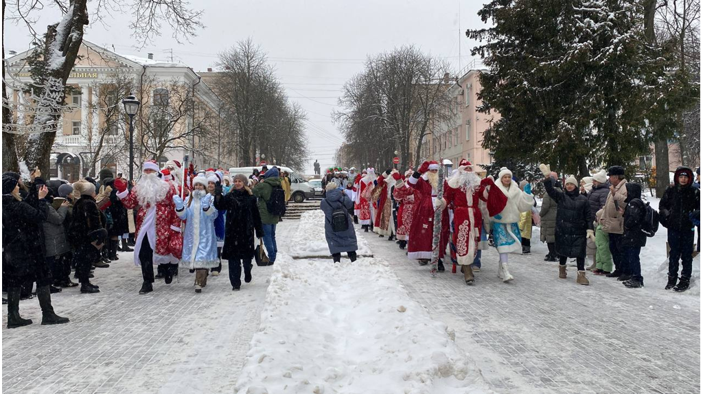 В Брянске открыли главную новогоднюю елку города