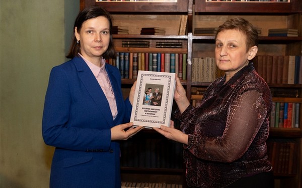 Брянский преподаватель передала книгу в дар Музею Победы