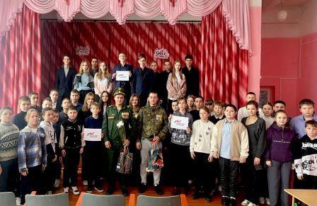 Ветераны СВО вдохновляют молодежь: встреча с героями в Медвёдовской школе