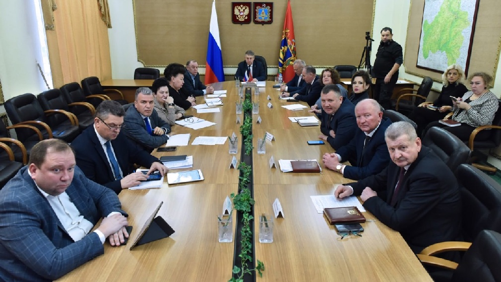 Глава Брянщины Александр Богомаз смотрит прямую линию Президента РФ Владимира Путина