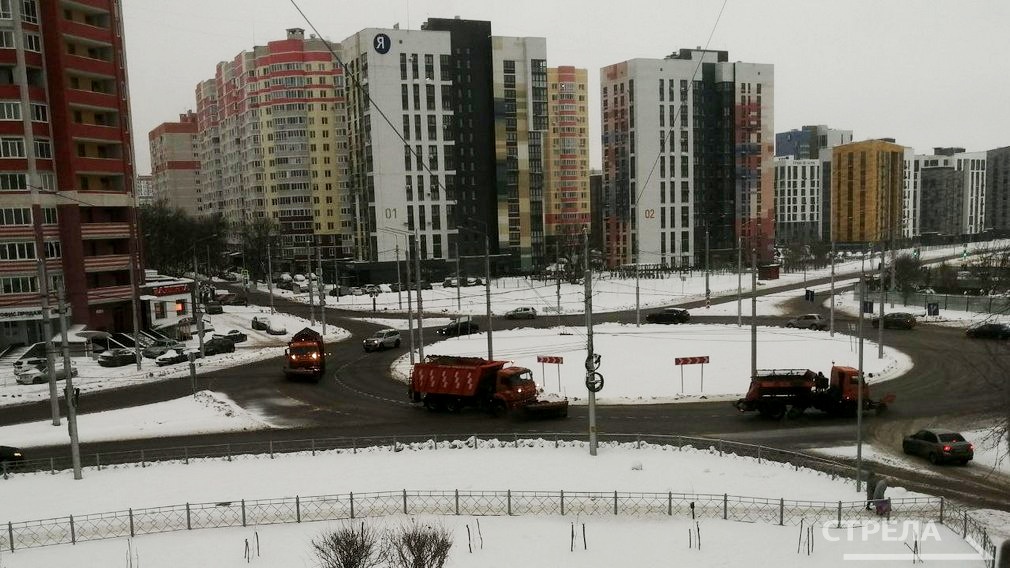 После обильного снегопада в Брянске активно ведется уборка и обработка дорог