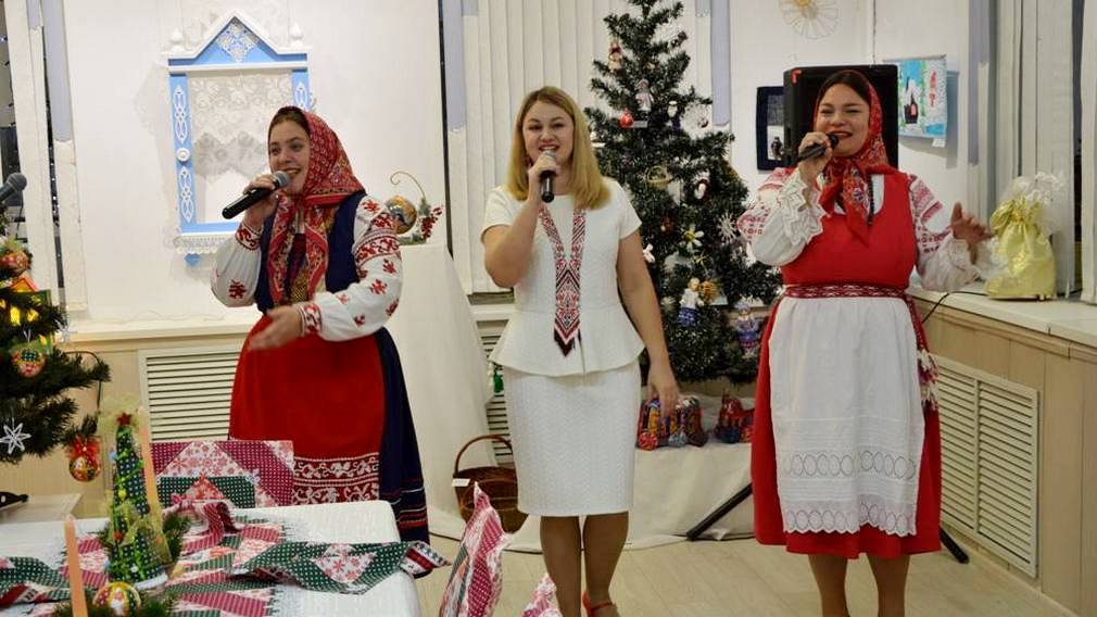 В брянском Городском выставочном зале открылась выставка «Новый год в кругу семьи»