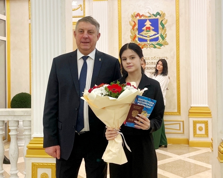 Глава Брянщины Александр Богомаз навлинской гимназистке вручил паспорт