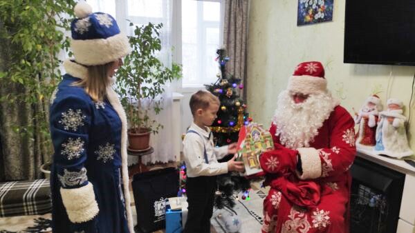 В рамках акции «Елка желаний» спикер Брянской областной Думы Валентин Суббот исполнил желание мальчика Миши из Трубчевска