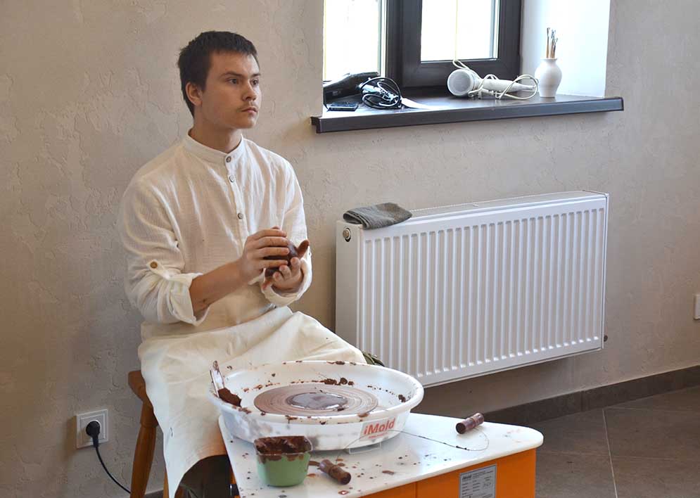 Гончарное дело требует терпения и уравновешенности