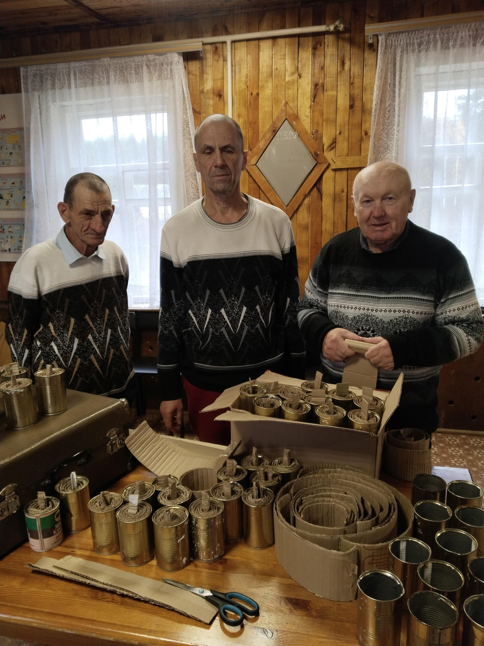 Проживающие навлинского интерната передали окопные свечи для воинов СВО