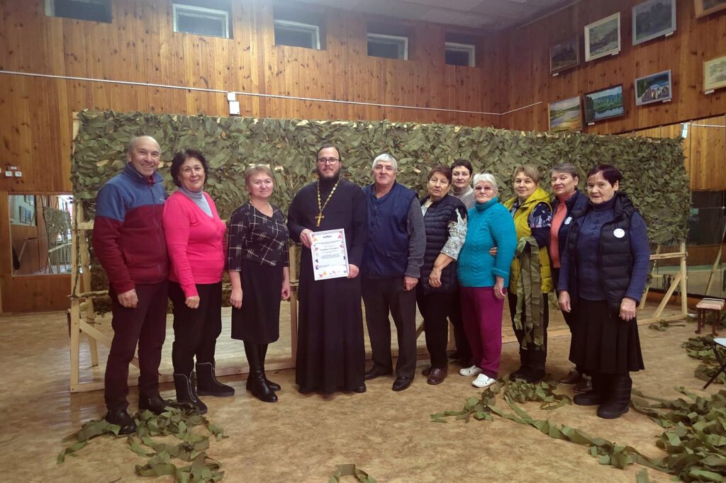 Благочинный Навлинского церковного округа очередной раз посетил объединение серебряных волонтеров «Энергия добра!» и освятил партию маскировочных сетей